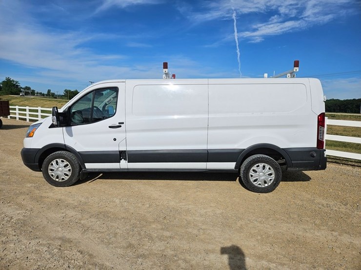 2017-ford-cargo-image-2