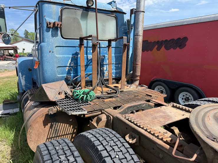 1984-mack-r686st-image-24