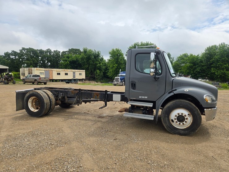 2005-freightliner-m2-106-image-21
