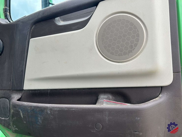 2016-volvo-vhd104b200-image-76