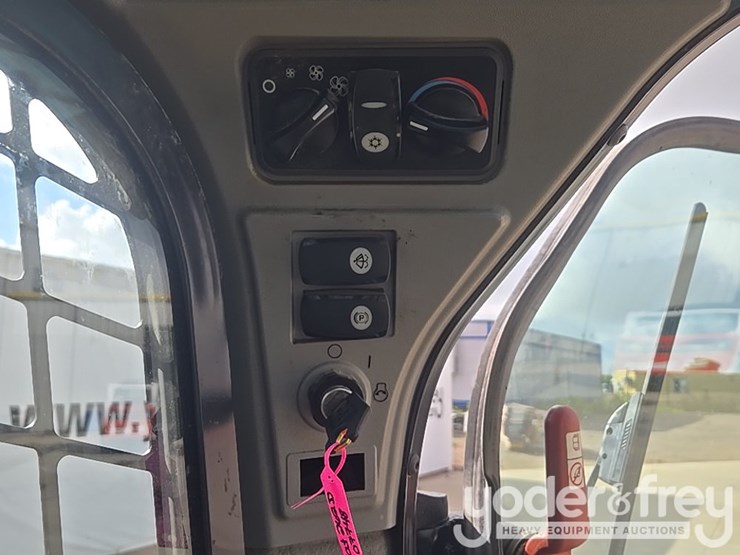 2018-caterpillar-262d-image-38