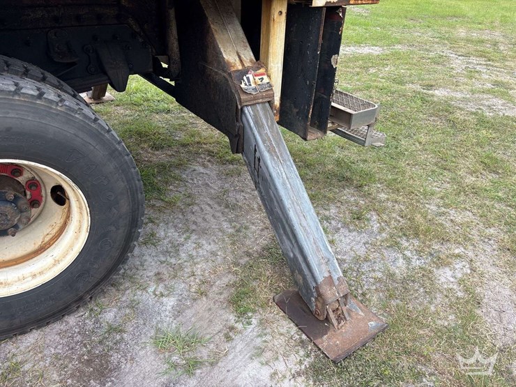 2014-freightliner-m2-106-image-37