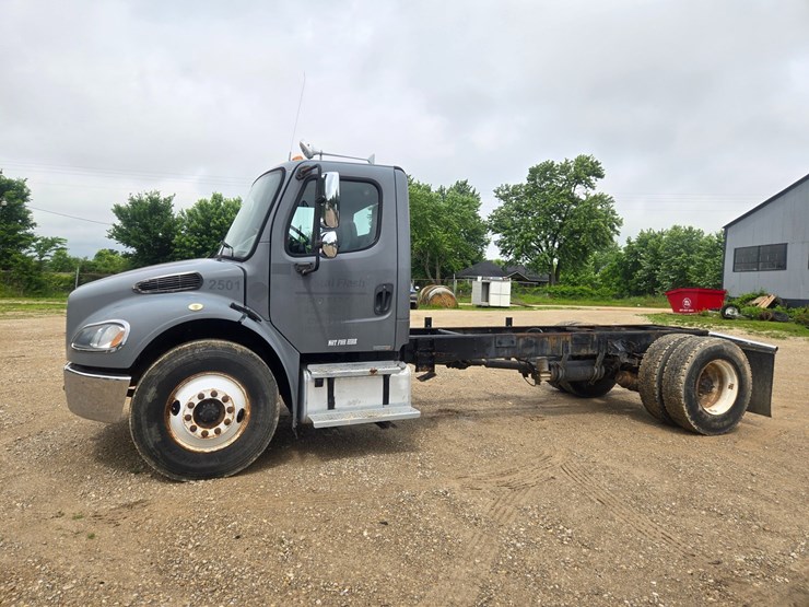 2005-freightliner-m2-106-image-6