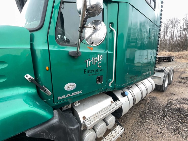 #310-•-2011-mack-semi-tractor-(has-wi-title)-(denmark,-wi)-image-10