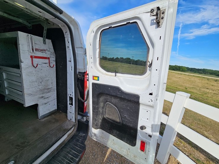 2017-ford-cargo-image-13