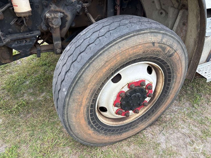 2014-freightliner-m2-106-image-74