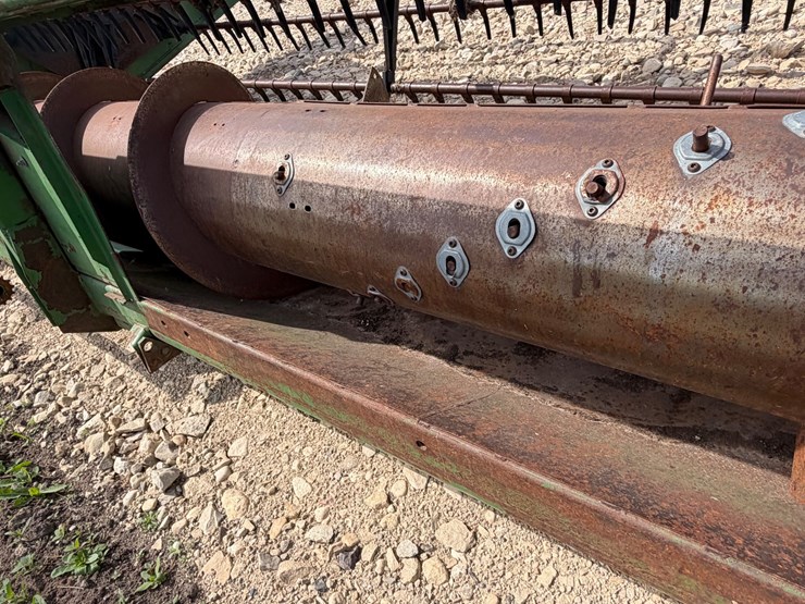 john-deere-220-image-10