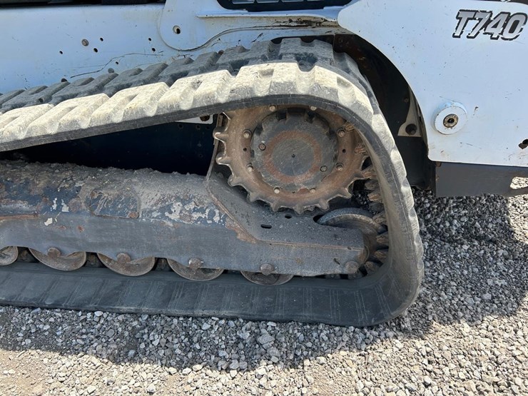 2019-bobcat-t740-image-18