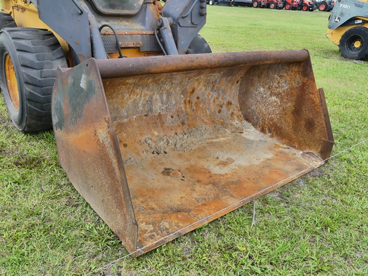 2017-deere-332g-image-3