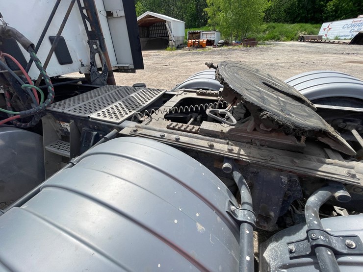 2016-kenworth-t680-image-21