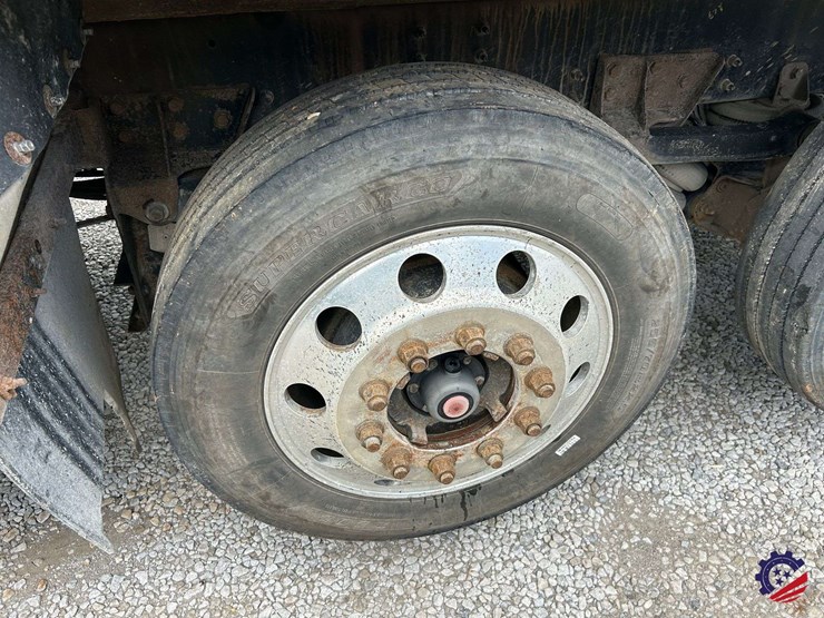 2016-volvo-vhd104b200-image-10
