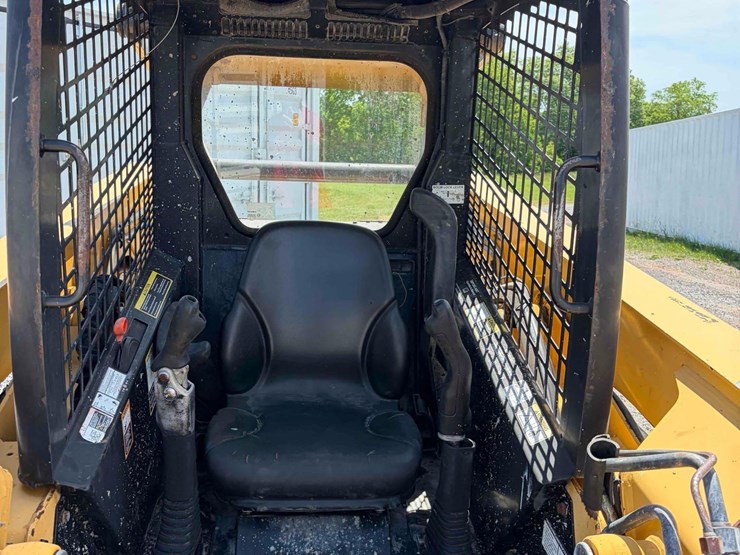 john-deere-325-image-11