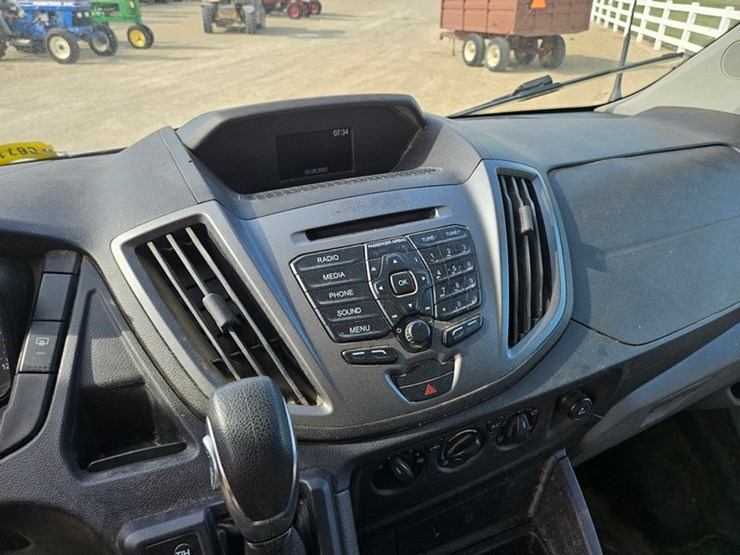 2017-ford-cargo-image-27