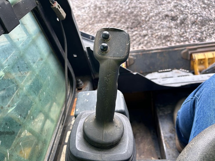 2018-deere-317g-image-25