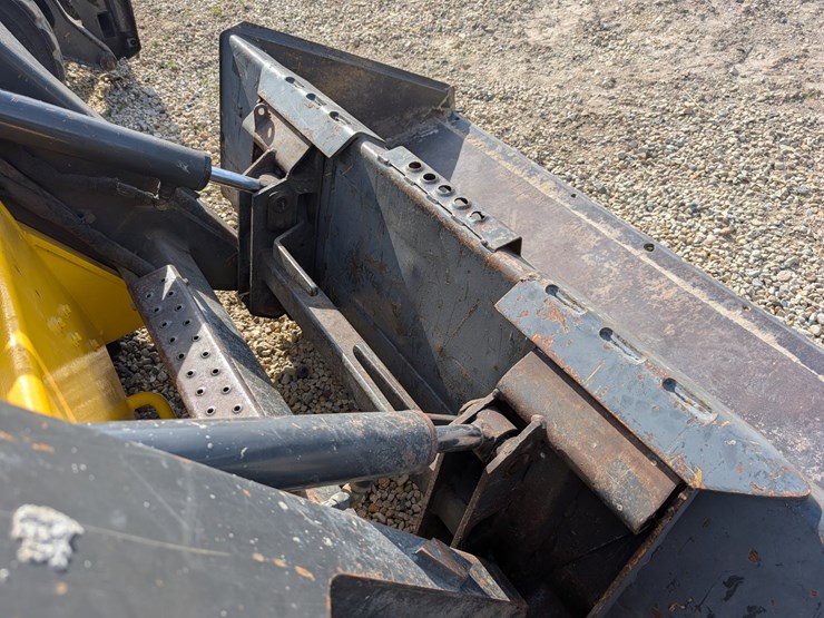 #5454-•-new-holland-160-skid-loader-image-5