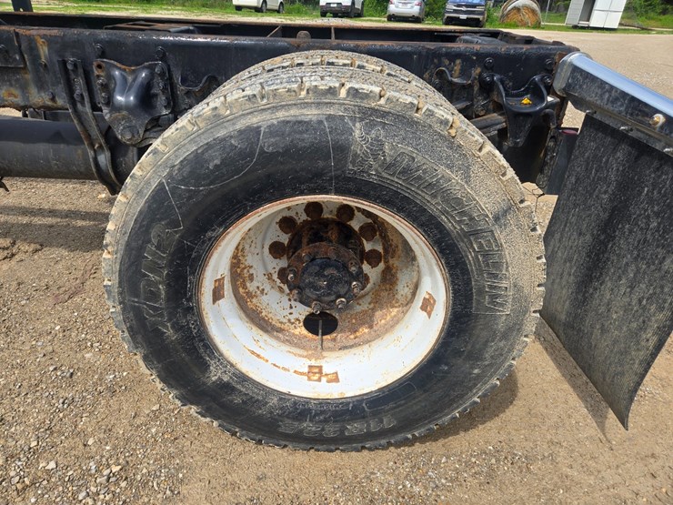 2005-freightliner-m2-106-image-68