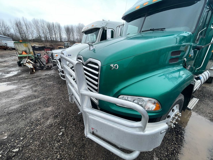 #310-•-2011-mack-semi-tractor-(has-wi-title)-(denmark,-wi)-image-7