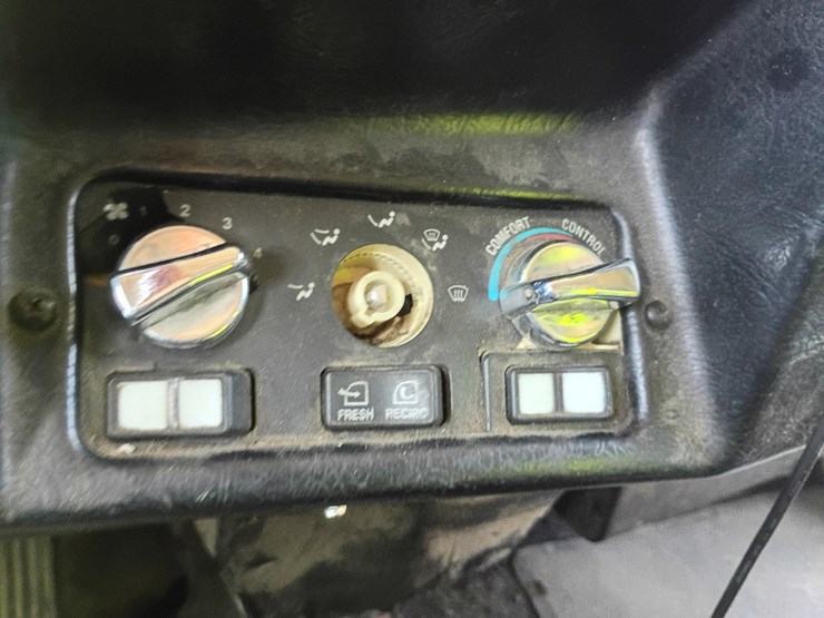 1998-peterbilt-379-image-58