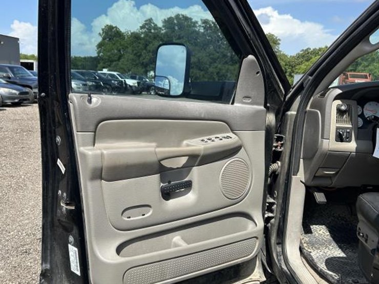 2004-dodge-ram-3500-image-11