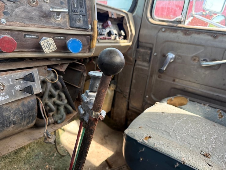 1984-mack-r686st-image-31