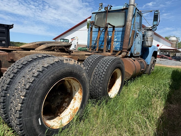1984-mack-r686st-image-27