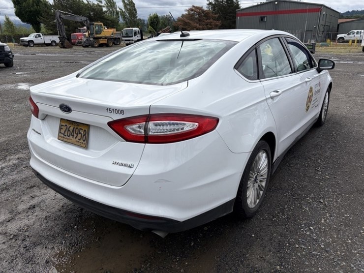 2015-ford-fusion-hybrid-sedan-image-4