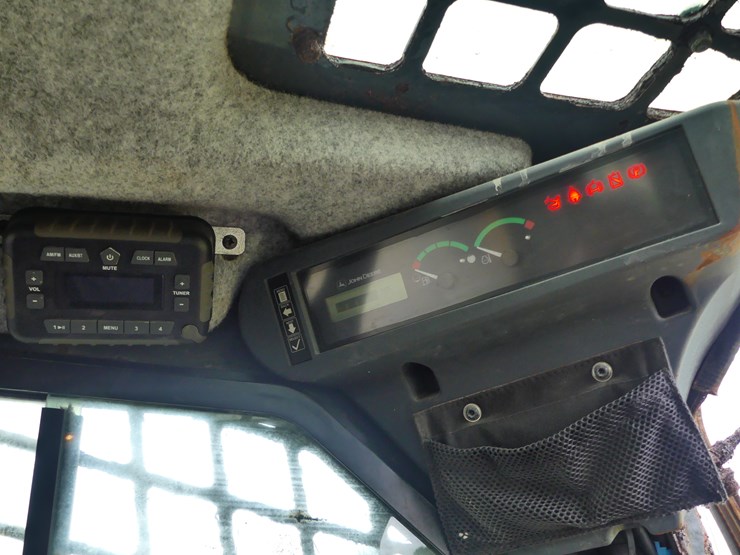 2017-deere-332g-image-16