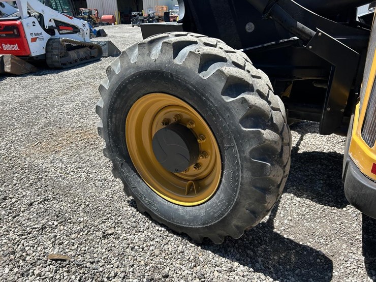 caterpillar-tl943-image-13