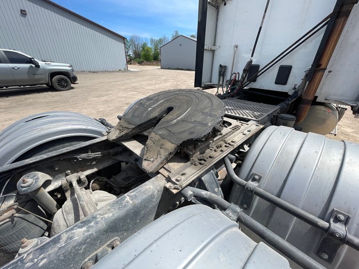 2016-kenworth-t680-image-33