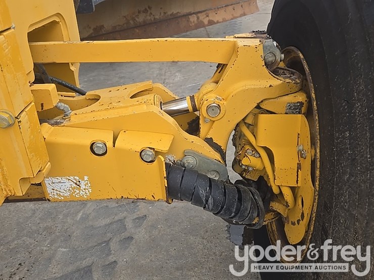 2011-deere-772g-image-17