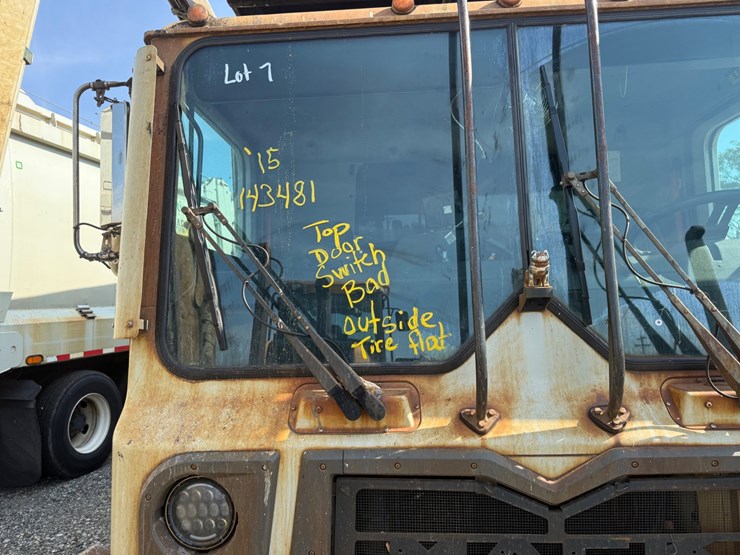 #7-•-2015-mack-heil-front-loader-image-3