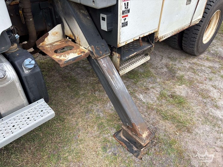 2014-freightliner-m2-106-image-35