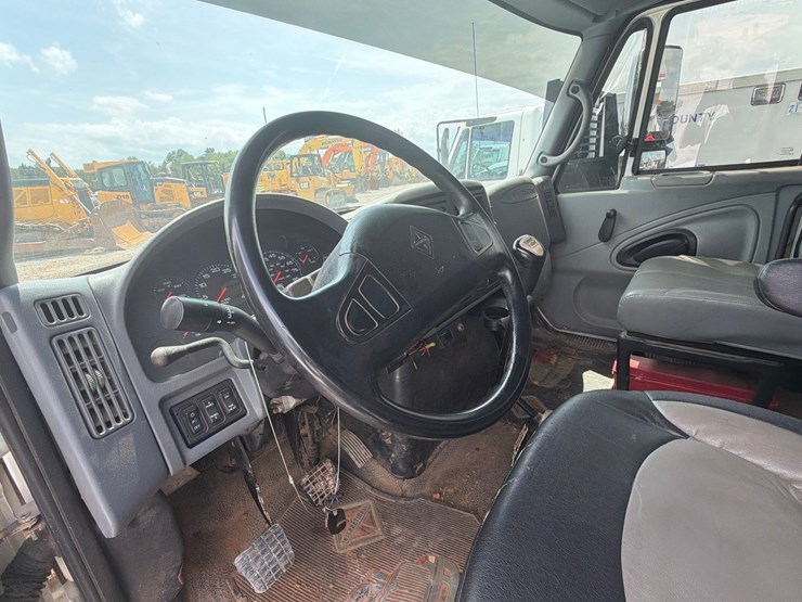 2004-international-durastar-4300-image-15