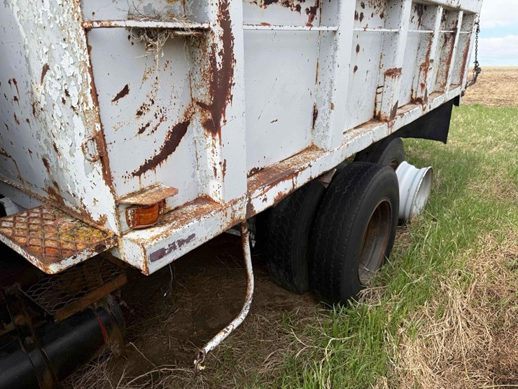 1982-mack-semi-image-3