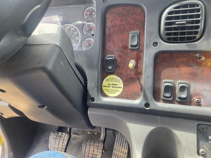 2005-freightliner-m2-106-image-64