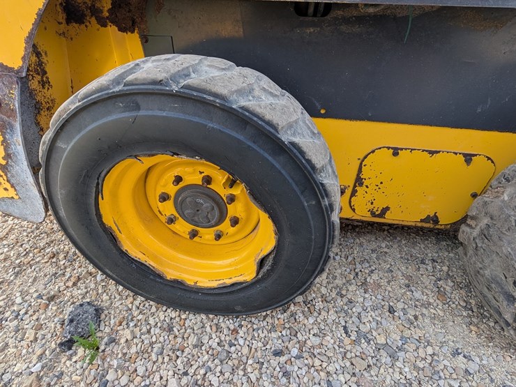 #5455-•-new-holland-218-skid-loader-image-11