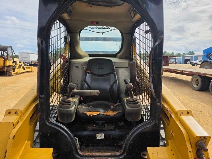 2015-caterpillar-259d-image-10