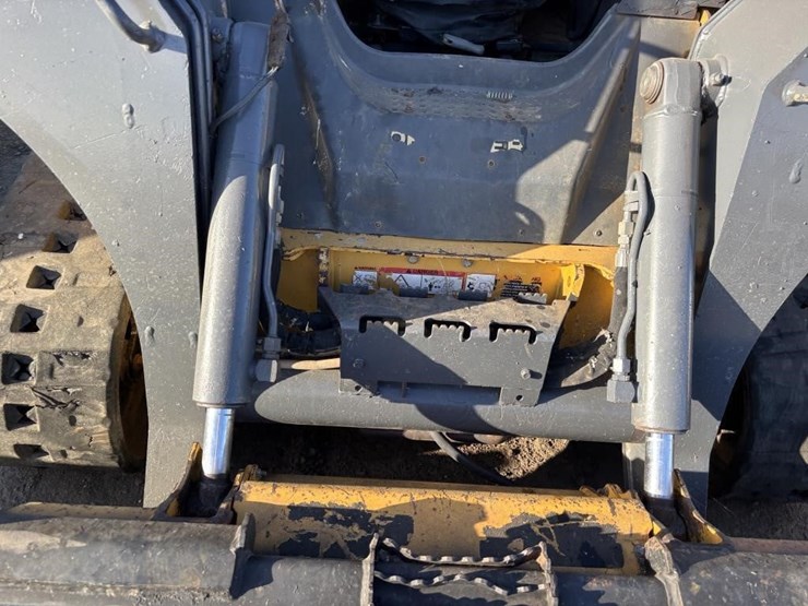 2018-deere-323e-image-12