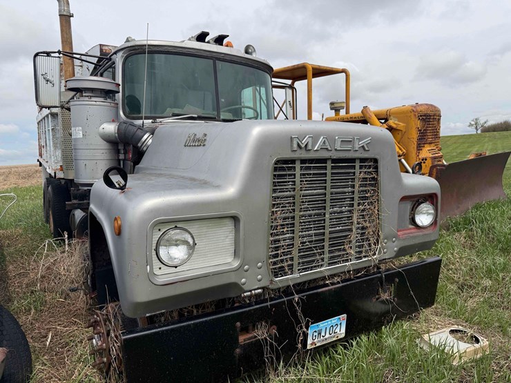 1982-mack-semi-image-2
