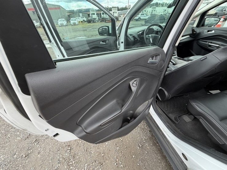 2016-ford-c-max-sel-hybrid-sedan-image-22