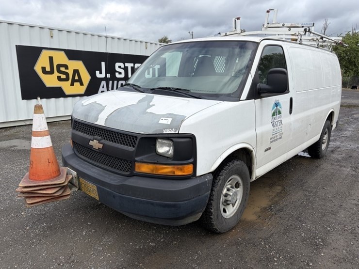 2012-chevrolet-express-cargo-van-image-1