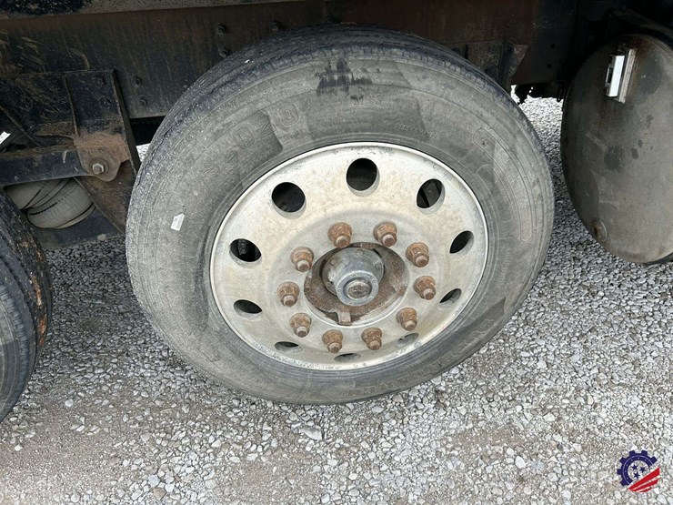 2016-volvo-vhd104b200-image-24