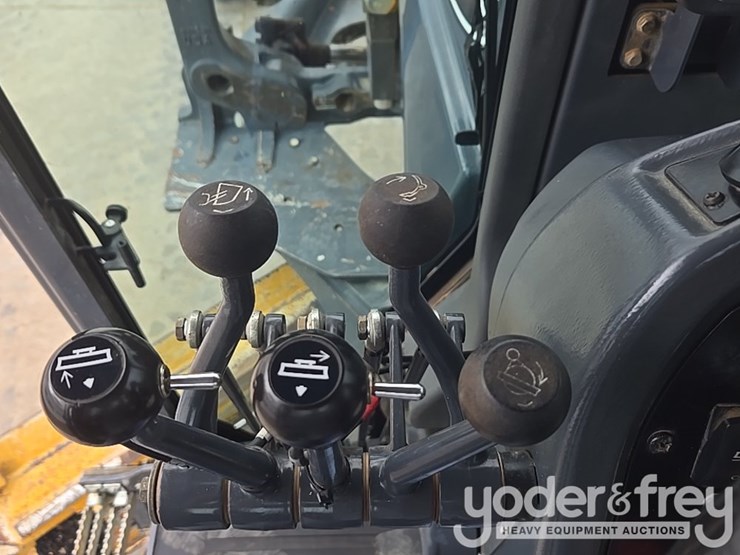 2011-deere-772g-image-59