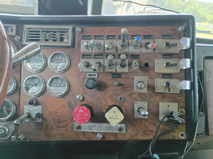 1998-peterbilt-379-image-53
