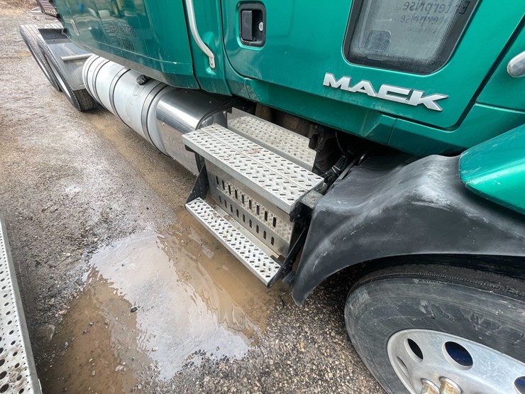 #310-•-2011-mack-semi-tractor-(has-wi-title)-(denmark,-wi)-image-33