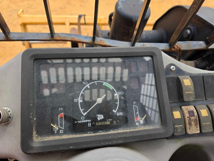 jcb-520-image-10