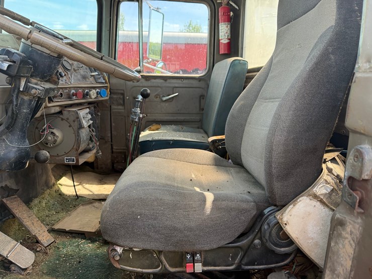 1984-mack-r686st-image-28