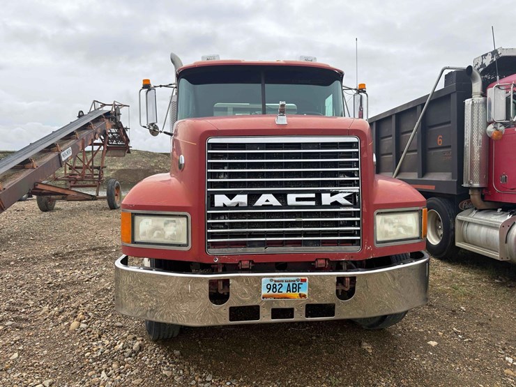 2000-mack-semi-image-3