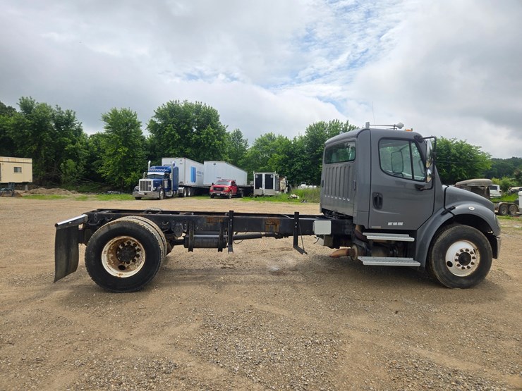 2005-freightliner-m2-106-image-19