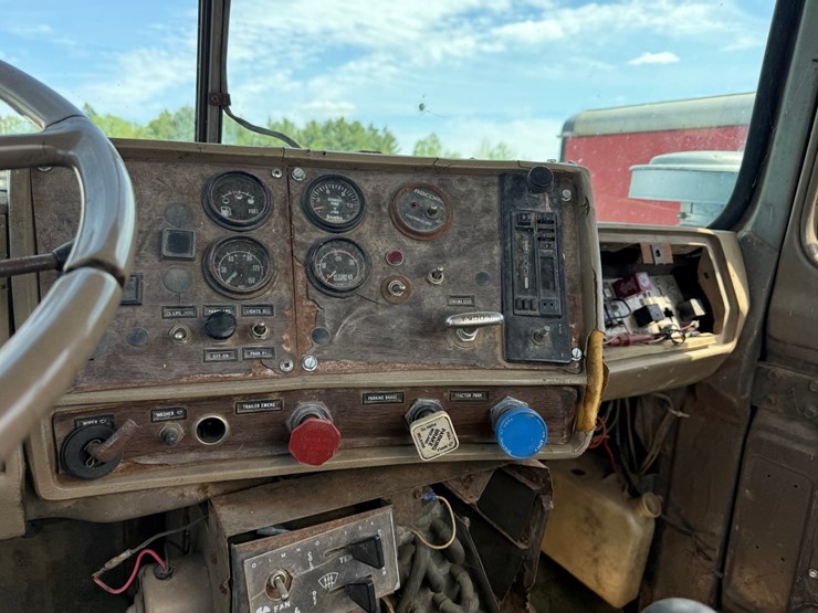 1984-mack-r686st-image-32